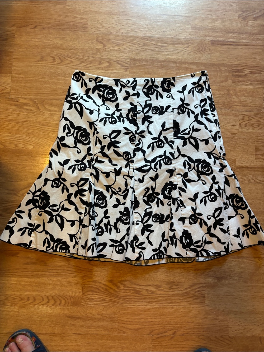 White House Black Market White and Black Floral A-Line Skirt